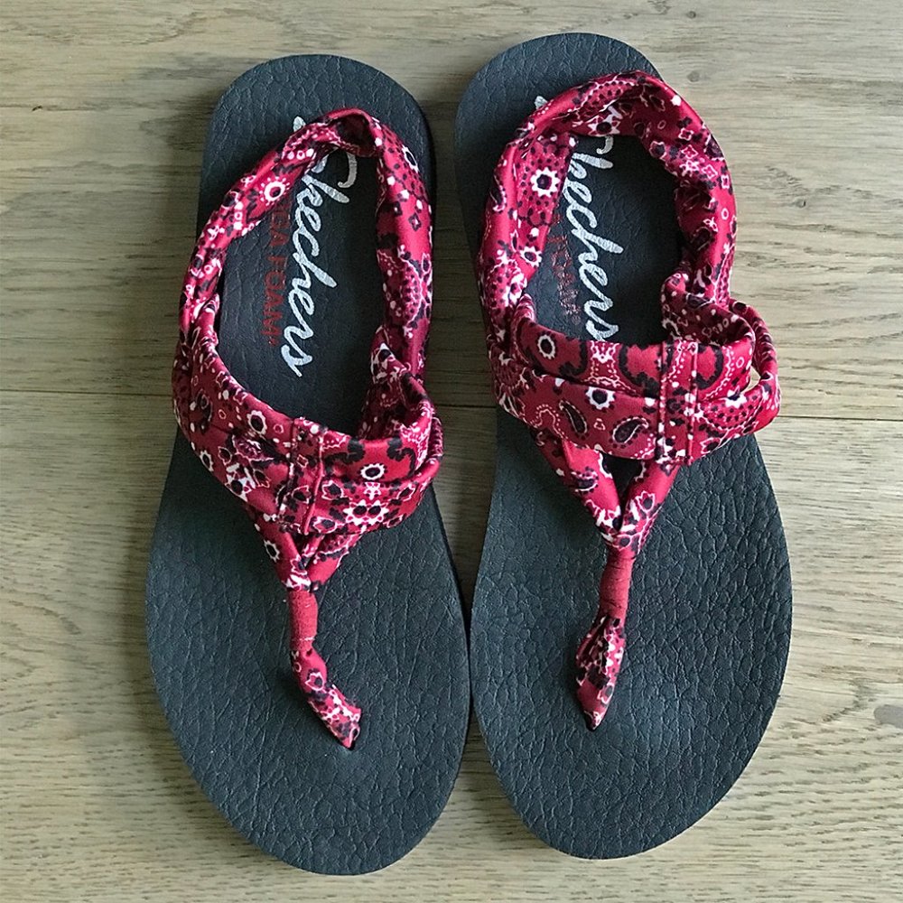 sz 8 Skechers Women's Meditation Studio Kicks Yoga Foam Sandal - red bandana